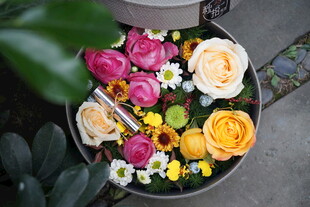 多彩鲜花装点的精致花器