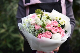 手持缤纷鲜花花束