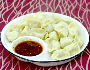 一盘饺子配蘸料