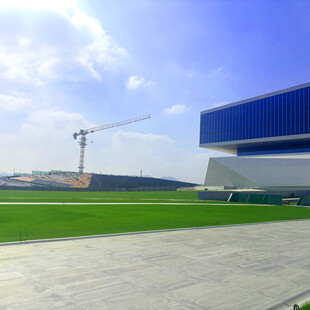 现代建筑旁的施工起重机