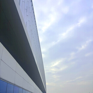 现代建筑与天空的独特景致