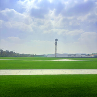 机场跑道与开阔绿地景观