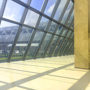 现代玻璃建筑室内空间