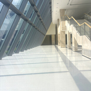 现代建筑内的明亮宽敞走廊