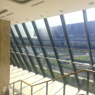 室内透过玻璃看户外风景