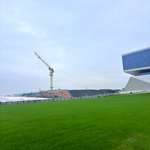 施工现场的起重机与建筑