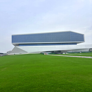 现代风格建筑矗立绿草地