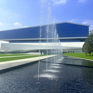 现代建筑前的喷泉景观