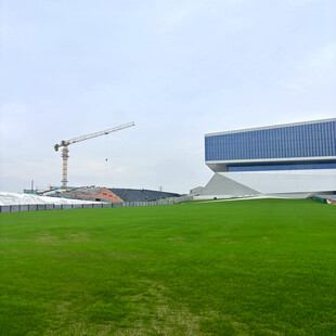 户外草地旁的建筑施工场景