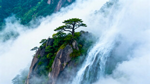 云雾缭绕中的险峻山峰