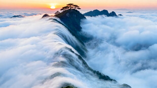 云海之上的壮丽日出景观