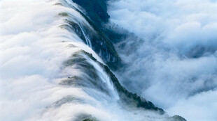 云海中的壮丽山峦景观