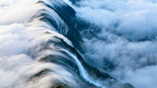 云海中的壮丽山峦景观