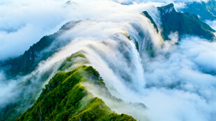 云雾缭绕的山峦美景