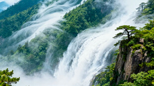 壮观山间瀑布云雾缭绕