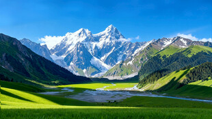 高山草甸间的壮美雪山湖泊