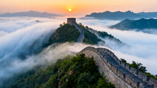 日出云海中的雄伟长城
