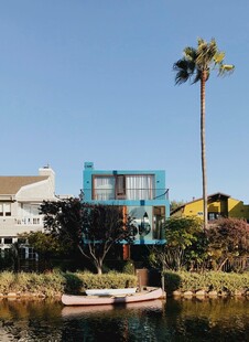 湖畔小屋旁的宁静小船