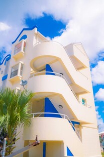 海滨多层度假风建筑