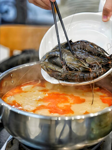 火锅涮大虾