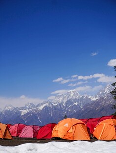 雪山下的多彩露营帐篷