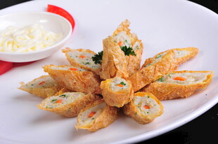 炸春卷摆盘配蘸料