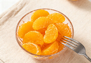 玻璃碗中的橘子瓣