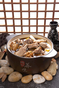 砂锅炖鸡汤