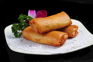 美味炸春卷摆放在盘中