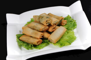 美味春卷摆放在翠绿生菜上