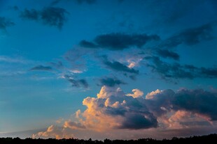 夕阳下的绚丽天空