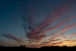 夕阳下绚烂多彩的天空