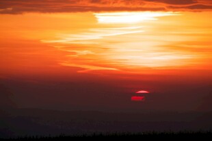 夕阳西下的绚烂天空