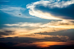 夕阳下的绚丽天空