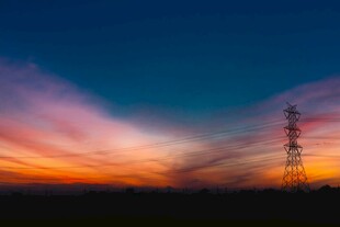 夕阳下的输电塔美景
