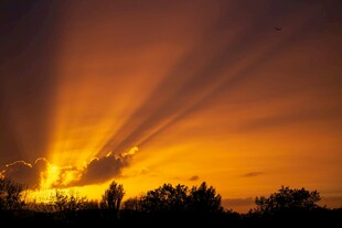 夕阳下的绚丽光芒