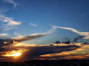 夕阳下的绚丽天空