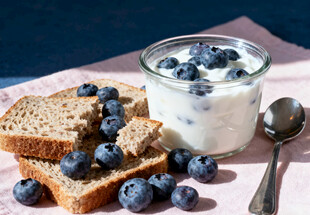蓝莓酸奶配全麦面包
