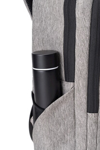 背包侧袋放置保温杯