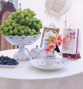 茶具与青葡萄