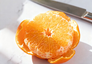 剥开的橘子