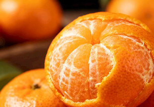 剥开的橘子特写