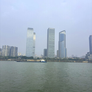 江边高楼林立的城市景致