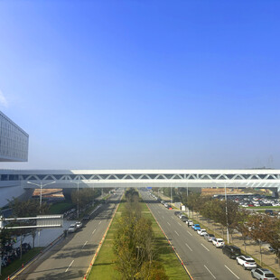 现代化建筑旁的宽阔道路