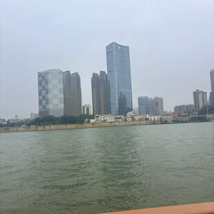 城市河畔高楼景观