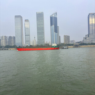 江边城市风光与江上货船