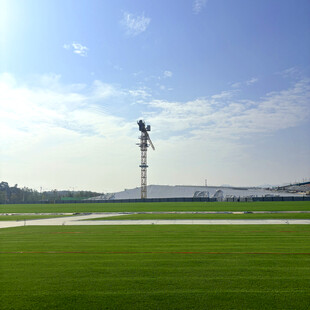 机场跑道旁的高耸导航灯