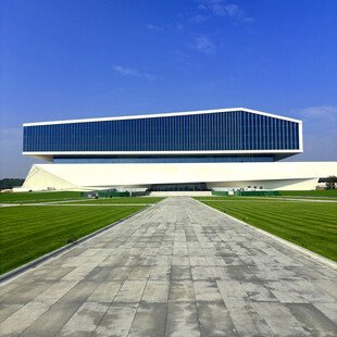 现代风格的宏伟建筑外观