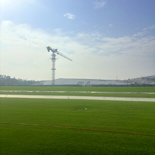 田野上的高耸起重机