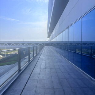 现代建筑外的开阔露台空间